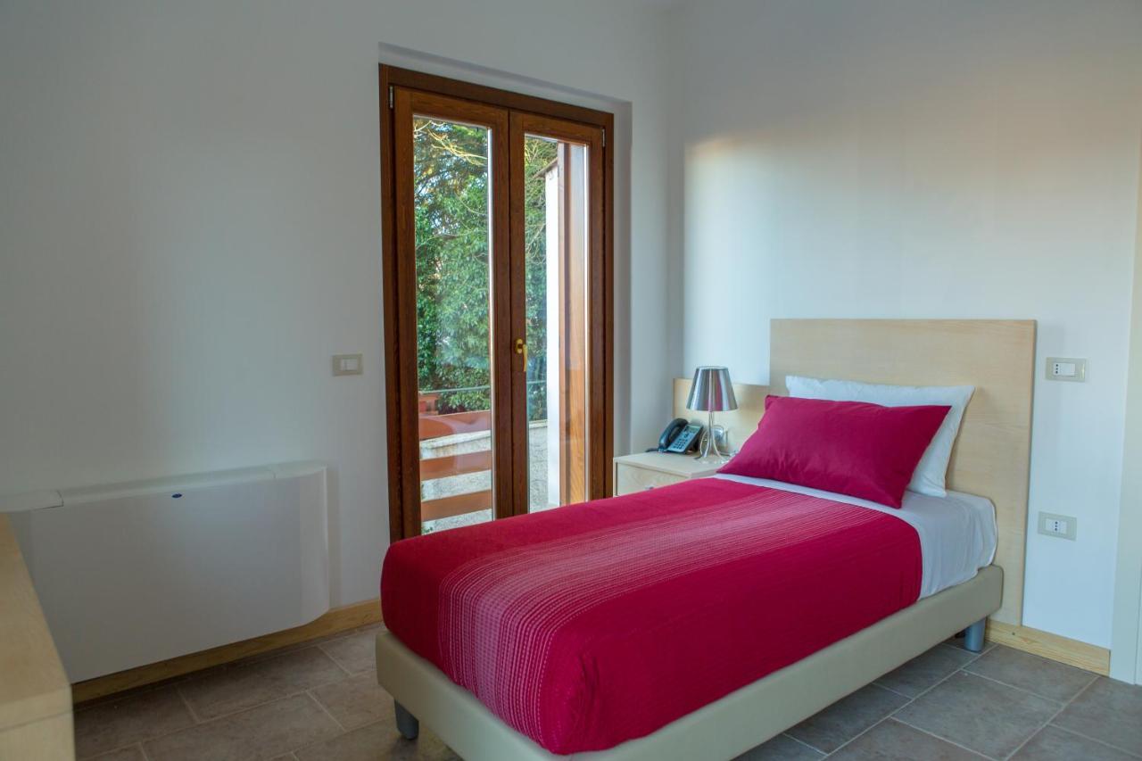 Il Moscardino Country Resort แซร์รา ซาน บรูโน ภายนอก รูปภาพ